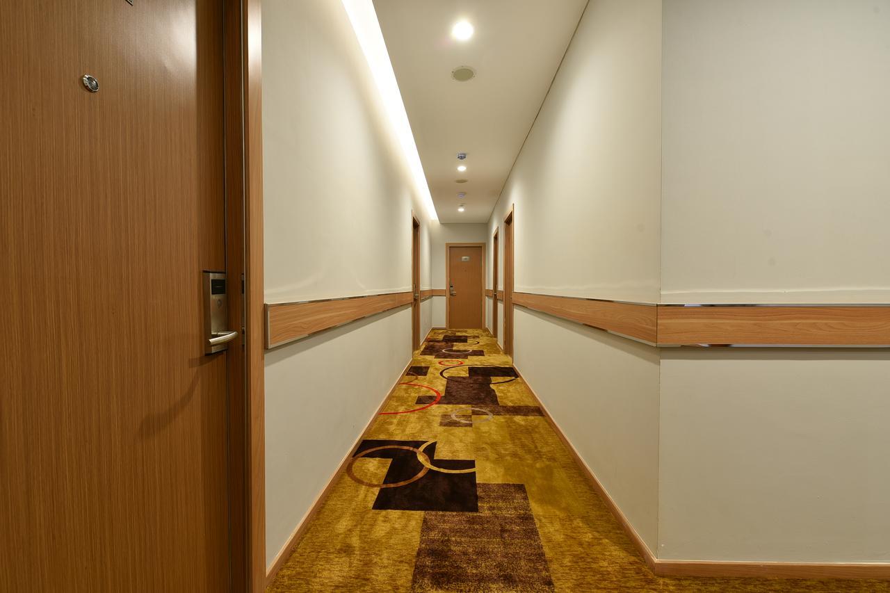 Midtown Xpress Balikpapan Hotel Exterior photo